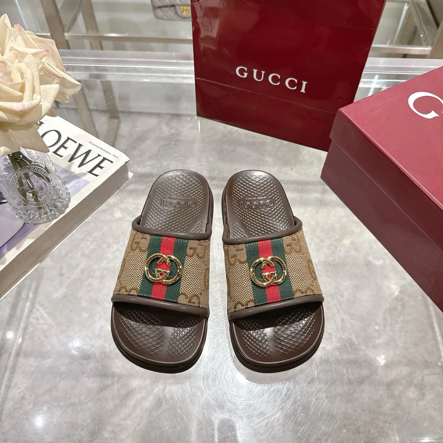 👑 Men's Shoes 420💰 New Summer Men's Slip-On Slides This piece is inspired by the summer spirit and beach clubs of the Italian coast and is part of Gucci Lido. The Pre-Fall collection reinterprets the brand's signature elements and sophisticated patterns in a contemporary way. Made from black rubber, these flat sandals feature a slip-on design that reinterprets the brand's distinctive green and red web design.  GG Classic Upper Men's Molded Rubber Footbed GG Gold Hardware Logo Flat Made in Italy Size: Men's 40 to 47,